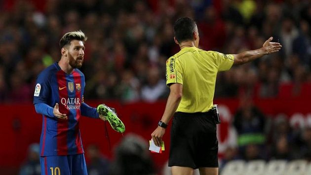 Lionel Messi dostal žlutou kartu za pomalé obouvání kopaček. Lionel Messi dostal žlutou kartu za pomalé obouvání kopaček.