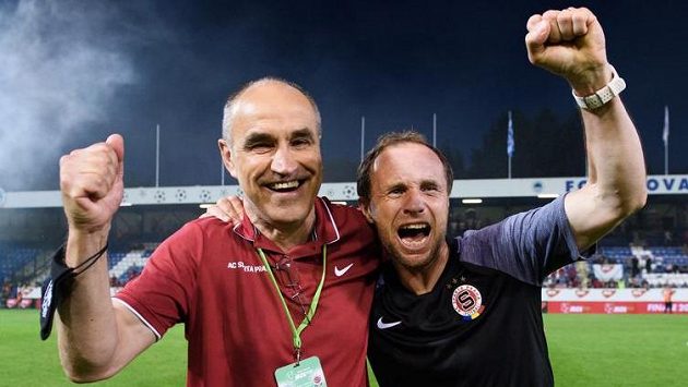Trenéři Sparty Václav Kotal a Michal Šmarda oslavují zisk pohárové trofeje. Trenéři Sparty Václav Kotal a Michal Šmarda oslavují zisk pohárové trofeje.