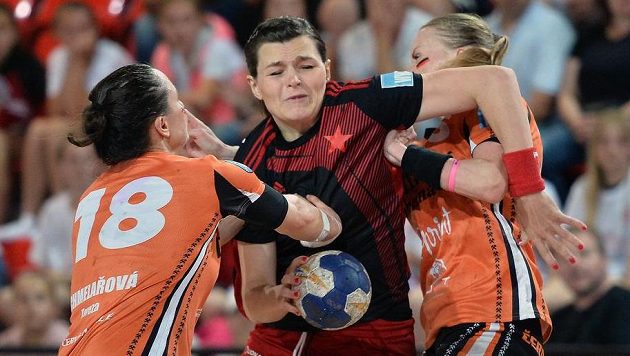 Zleva Tereza Chmelařová z Mostu, Hana Kutlvašrová ze Slavie a Kateřina Dvořáková z Mostu. Zleva Tereza Chmelařová z Mostu, Hana Kutlvašrová ze Slavie a Kateřina Dvořáková z Mostu.