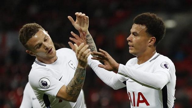 Dele Alli (vpravo) a Kieran Trippier z Tottenhamu se radují při zápase Ligového poháru s Barnsley. Dele Alli (vpravo) a Kieran Trippier z Tottenhamu se radují při zápase Ligového poháru s Barnsley.