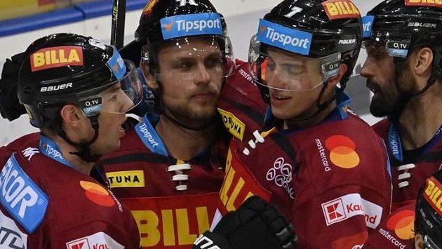 Hráči Sparty se radují z gólu Romana Horáka. Hráči Sparty se radují z gólu Romana Horáka.
