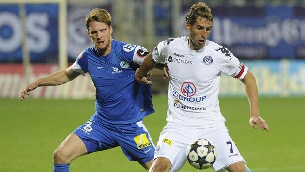Útočník Slovácka Libor Došek (vpravo) a obránce Liberce Radoslav Kováč. Útočník Slovácka Libor Došek (vpravo) a obránce Liberce Radoslav Kováč.