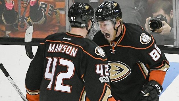Český útočník Ondřej Kaše se raduje se spoluhráčem Joshem Mansonem ze svého prvního gólu v dresu Anaheimu v play off NHL. Český útočník Ondřej Kaše se raduje se spoluhráčem Joshem Mansonem ze svého prvního gólu v dresu Anaheimu v play off NHL.