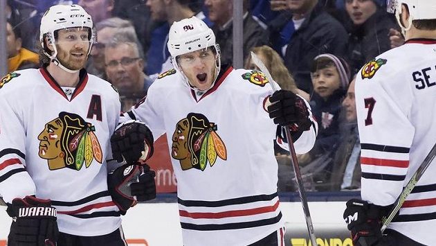 Patrick Kane slaví svůj druhý gól v zápase. Patrick Kane slaví svůj druhý gól v zápase.