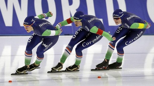 Nizozemské rychlobruslařky zleva Ireen Wüstová, Marrit Leenstraová a Marije Jolingová při nedávných závodech SP v Berlíně. Nizozemské rychlobruslařky zleva Ireen Wüstová, Marrit Leenstraová a Marije Jolingová při nedávných závodech SP v Berlíně.