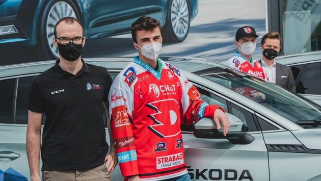 Šampioni esportové hokejové ligy z týmu Pardubic přebírají ceny. Šampioni esportové hokejové ligy z týmu Pardubic přebírají ceny.