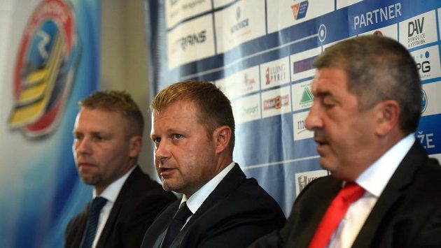 Zleva jsou generální manažer a trenér Vítkovic Jakub Petr, majitel klubu Aleš Pavlík a majitel skupiny Ridera Václav Daněk. Zleva jsou generální manažer a trenér Vítkovic Jakub Petr, majitel klubu Aleš Pavlík a majitel skupiny Ridera Václav Daněk.