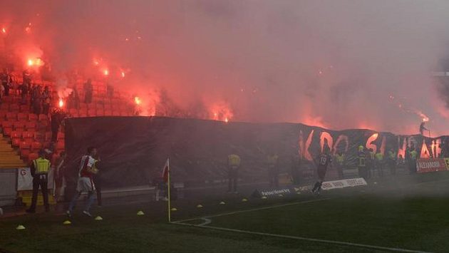 Fanoušci Slavie s pyrotechnikou. Fanoušci Slavie s pyrotechnikou.