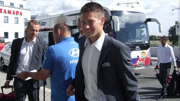 Dobře naladěný brankář Tomáš Vaclík před odletem v Praze. Dobře naladěný brankář Tomáš Vaclík před odletem v Praze.