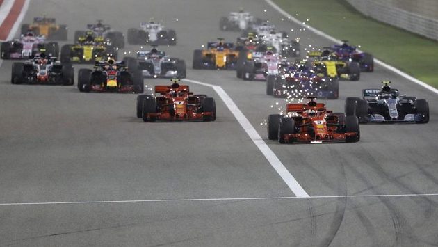 Sebastian Vettel v čele Velké ceny Bahrajnu krátce po startu. Sebastian Vettel v čele Velké ceny Bahrajnu krátce po startu.