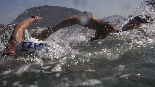 Španělka Erika Villaecijová-Garciavá (vpravo) a Jana Pechanová na trati olympijského plaveckého maratónu. Španělka Erika Villaecijová-Garciavá (vpravo) a Jana Pechanová na trati olympijského plaveckého maratónu.
