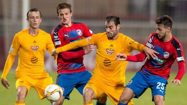 Néstor Albiach z Dukly a fotbalisté Plzně Jan Kopic (vlevo) a Jakub Hromada. Néstor Albiach z Dukly a fotbalisté Plzně Jan Kopic (vlevo) a Jakub Hromada.