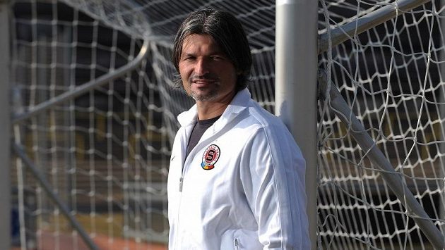 Pavel Srníček, trenér brankářů Sparty Praha. Pavel Srníček, trenér brankářů Sparty Praha.