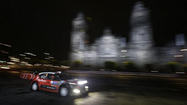 Britský jezdec Kris Meeke se spolujezdcem Paulem Naglem z Irska na trati v Mexiko City. Britský jezdec Kris Meeke se spolujezdcem Paulem Naglem z Irska na trati v Mexiko City.