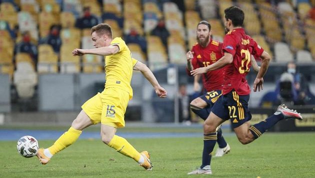 Ukrajinec Viktor Cygankov (vlevo) dává gól Španělům. Ukrajinec Viktor Cygankov (vlevo) dává gól Španělům.