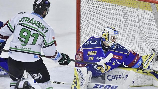 Jan Stránský z Mladé Boleslavi dává třetí gól, vpravo je brankář Zlína Libor Kašík. Jan Stránský z Mladé Boleslavi dává třetí gól, vpravo je brankář Zlína Libor Kašík.