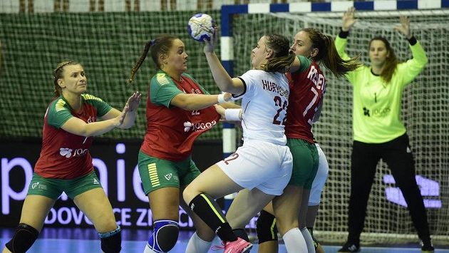 Markéta Hurychová v souboji s portugalskou obranou. Markéta Hurychová v souboji s portugalskou obranou.