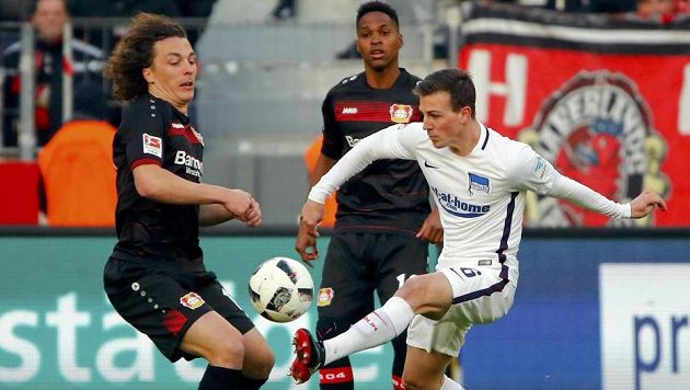 Vladimír Darida (v bílém) během utkání Leverkusen - Hertha. Vladimír Darida (v bílém) během utkání Leverkusen - Hertha.
