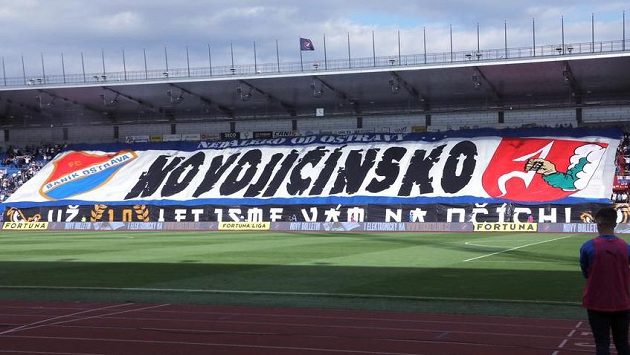 Choreo fanoušků Baníku Ostrava před začátkem zápasu. Choreo fanoušků Baníku Ostrava před začátkem zápasu.