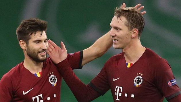 Michal Trávník gratuluje Lukaši Julišovi k hattricku. Michal Trávník gratuluje Lukaši Julišovi k hattricku.