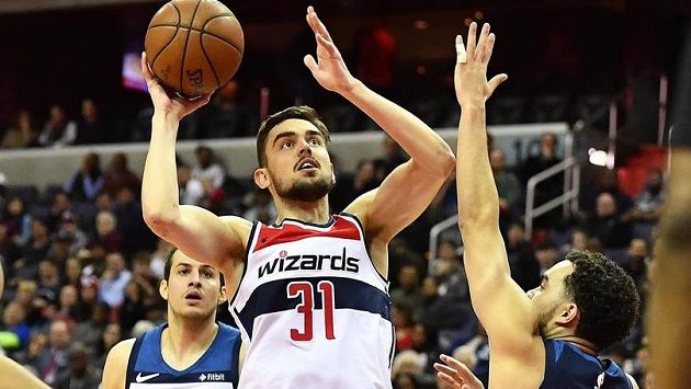 Tomáš Satoranský (31) z Washingtonu střílí přes Tyuse Jonese (1) z Minnesoty. Tomáš Satoranský (31) z Washingtonu střílí přes Tyuse Jonese (1) z Minnesoty.
