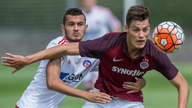 Dnes už bývalý sparťanský útočník Patrik Schick (vpředu) v souboji s Martinem Šulkem z Trenčína. Dnes už bývalý sparťanský útočník Patrik Schick (vpředu) v souboji s Martinem Šulkem z Trenčína.