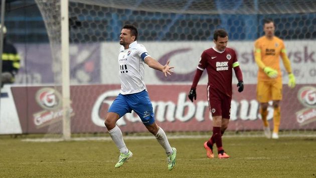 Milan Baroš z Baníku Ostrava se raduje z gólu, který vstřelil Spartě. Milan Baroš z Baníku Ostrava se raduje z gólu, který vstřelil Spartě.