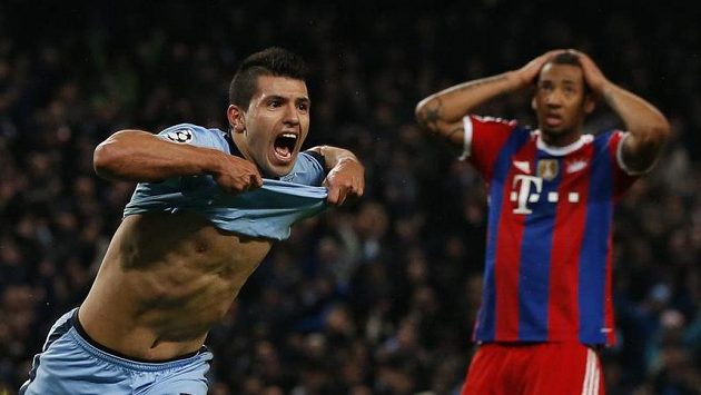 Útočník Manchesteru City Sergio Agüero (vlevo) se raduje z gólu, zatímco Jerome Boateng z Bayernu Mnichov zbytuje svědomí po své hrubce. Útočník Manchesteru City Sergio Agüero (vlevo) se raduje z gólu, zatímco Jerome Boateng z Bayernu Mnichov zbytuje svědomí po své hrubce.