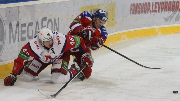 Útočník Lva Jiří Sekáč (vpravo) se snaží dostat k puku před Ljubuškinem z Lokomotivu Jaroslavl. Útočník Lva Jiří Sekáč (vpravo) se snaží dostat k puku před Ljubuškinem z Lokomotivu Jaroslavl.