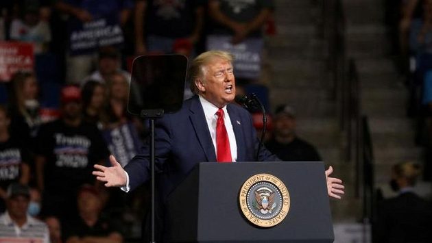 Americký prezident Donald Trump hovoří na setkání s občany v Tulse. Americký prezident Donald Trump hovoří na setkání s občany v Tulse.
