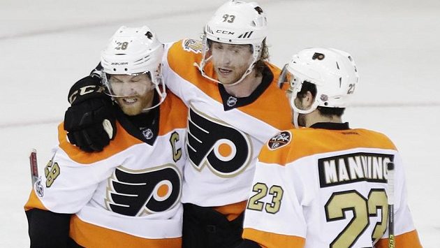 Jakub Voráček (uprostřed) se raduje se spoluhráči z Philadelphie Claudem Girouxem a Brandonem Manningem z gólu v utkání proti New York Rangers. Jakub Voráček (uprostřed) se raduje se spoluhráči z Philadelphie Claudem Girouxem a Brandonem Manningem z gólu v utkání proti New York Rangers.