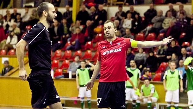 Kapitán futsalové Chrudimi Lukáš Rešetár se trefil. Tipoval, že los Ligy mistrů pošle české šampióny do Itálie a zahrají si i proti Barceloně. Kapitán futsalové Chrudimi Lukáš Rešetár se trefil. Tipoval, že los Ligy mistrů pošle české šampióny do Itálie a zahrají si i proti Barceloně.