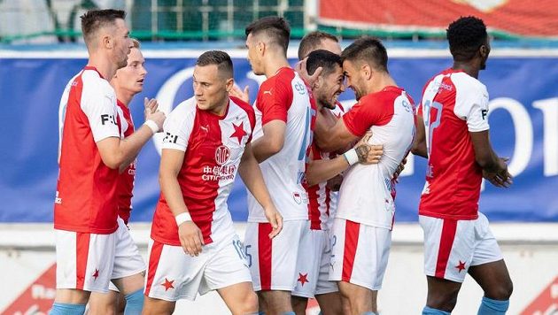 Nicolae Stanciu (třetí zprava) ze Slavie oslavuje se spoluhráči gól na 4:1 proti Teplicím. Nicolae Stanciu (třetí zprava) ze Slavie oslavuje se spoluhráči gól na 4:1 proti Teplicím.