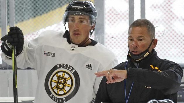 Útočník Bostonu Brad Marchand s trenérem Bruins Brucem Cassidym. Útočník Bostonu Brad Marchand s trenérem Bruins Brucem Cassidym.