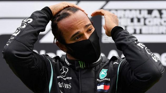 Formule 1 v době rouškové... Vítězný Lewis Hamilton na podiu po Velké ceně Štýrska. Formule 1 v době rouškové... Vítězný Lewis Hamilton na podiu po Velké ceně Štýrska.