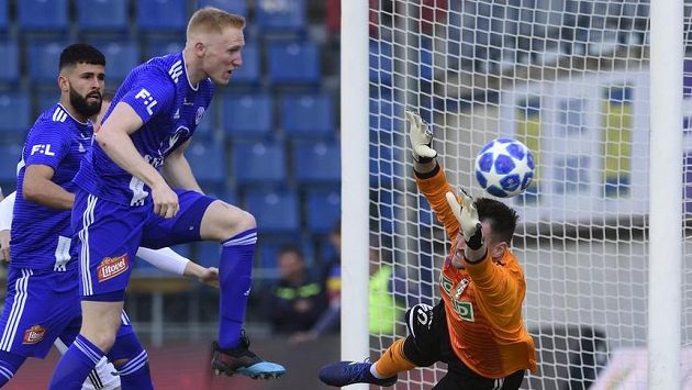 Václav Jemelka (vlevo) z Olomouce střílí první gól. Vpravo je braknář Karviné Martin Berkovec. Václav Jemelka (vlevo) z Olomouce střílí první gól. Vpravo je braknář Karviné Martin Berkovec.