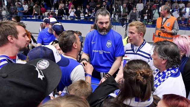 Útočník a majitel Rytířů Kladno Jaromír Jágr v obležení fanoušků rozdává autogramy Útočník a majitel Rytířů Kladno Jaromír Jágr v obležení fanoušků rozdává autogramy