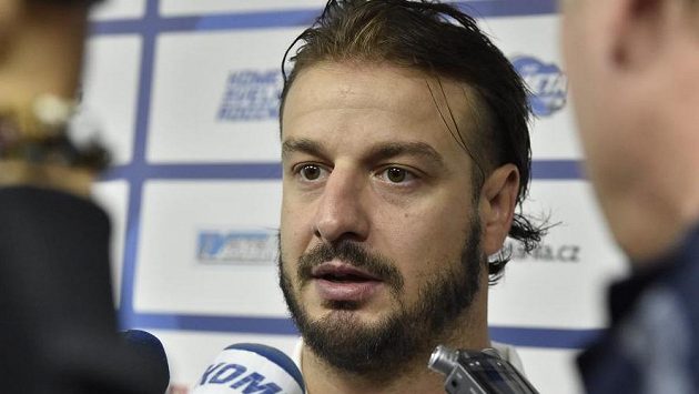 Kapitán hokejistů Komety Brno útočník Martin Zaťovič hovoří s novináři Kapitán hokejistů Komety Brno útočník Martin Zaťovič hovoří s novináři