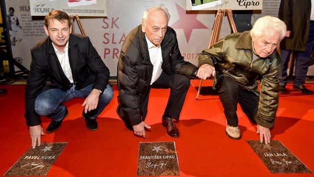 Další hvězdy na chodníku Slavie před stadiónem v Edenu - zleva bývalý hráč Pavel Kuka, trenér František Cipro a další bývalý hráč Jan Lála. Další hvězdy na chodníku Slavie před stadiónem v Edenu - zleva bývalý hráč Pavel Kuka, trenér František Cipro a další bývalý hráč Jan Lála.