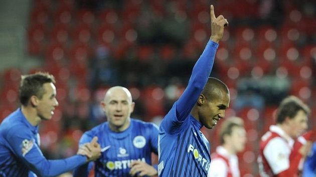 Liberečtí se na Slavii radují... Zleva Josef Šural, Jiří Štajner a střelec druhé branky Theodor Gebre Selassie. Liberečtí se na Slavii radují... Zleva Josef Šural, Jiří Štajner a střelec druhé branky Theodor Gebre Selassie.