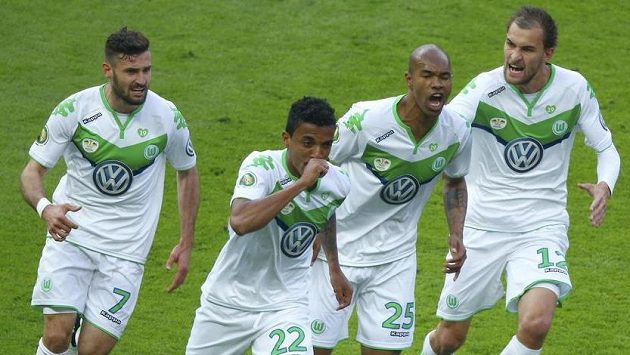Bas Dost (vpravo) z Wolfsburgu ve finále Německého poháru. Na snímku po gólu v utkání s Dortmundem dále jsou Luiz Gustavo (22), Daniel Caligiuri (vlevo) a Naldo. Bas Dost (vpravo) z Wolfsburgu ve finále Německého poháru. Na snímku po gólu v utkání s Dortmundem dále jsou Luiz Gustavo (22), Daniel Caligiuri (vlevo) a Naldo.
