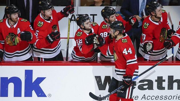Jan Rutta (44) slaví svůj první gól v NHL. Jan Rutta (44) slaví svůj první gól v NHL.