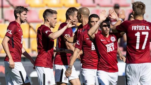 Fotbalisté Sparty (druhý zleva Mihailo Ristič) oslavují gól během generálky s Lubinem. Fotbalisté Sparty (druhý zleva Mihailo Ristič) oslavují gól během generálky s Lubinem.
