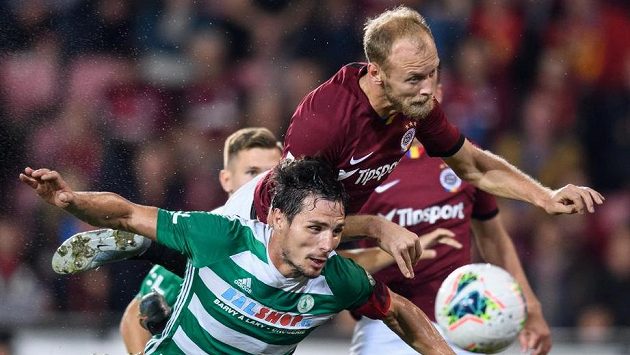 Semih Kaya ze Sparty přezkakuje Josefa Jindřiška z Bohemians a dává gól na 4:0. Semih Kaya ze Sparty přezkakuje Josefa Jindřiška z Bohemians a dává gól na 4:0.