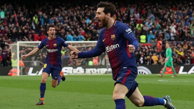 Lionel Messi z Barcelony oslavuje gól v ligovém šlágru proti Atléticu Madrid. Lionel Messi z Barcelony oslavuje gól v ligovém šlágru proti Atléticu Madrid.