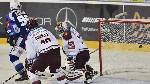 První gól v síti sparťanského brankáře Davida Honzíka. Autor trefy Martin Nečas není na snímku. První gól v síti sparťanského brankáře Davida Honzíka. Autor trefy Martin Nečas není na snímku.