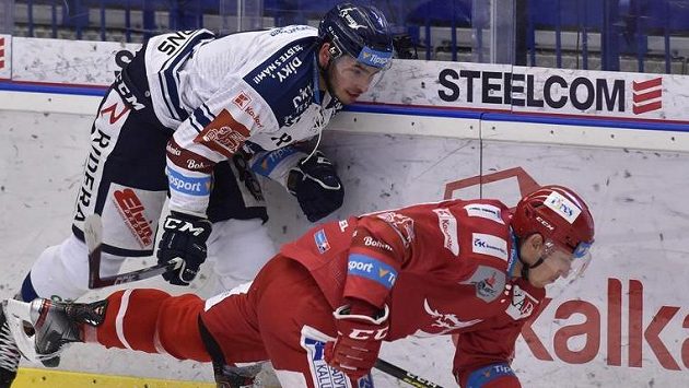 Zleva Dominik Lakatoš z Vítkovic a Guntis Galvinš z Třince. Zleva Dominik Lakatoš z Vítkovic a Guntis Galvinš z Třince.