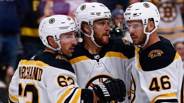 David Pastrňák, Brad Marchand a David Krejčí se radují z branky. David Pastrňák, Brad Marchand a David Krejčí se radují z branky.