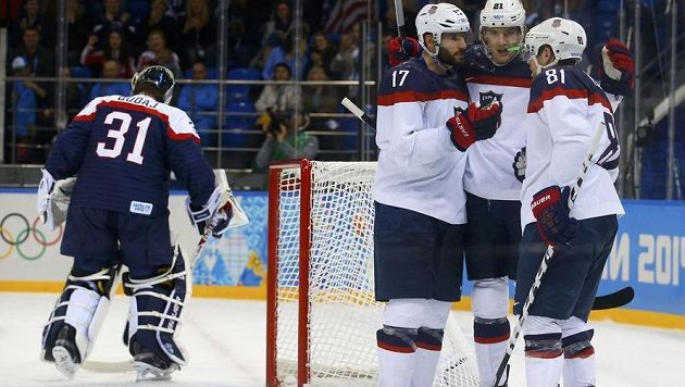 Američané Phil Kessel (vpravo), Ryan Kesler (vlevo) a James van Riemsdyk se radují po gólu v duelu se Slovenskem. V pozadí brankář Peter Budaj. Američané Phil Kessel (vpravo), Ryan Kesler (vlevo) a James van Riemsdyk se radují po gólu v duelu se Slovenskem. V pozadí brankář Peter Budaj.