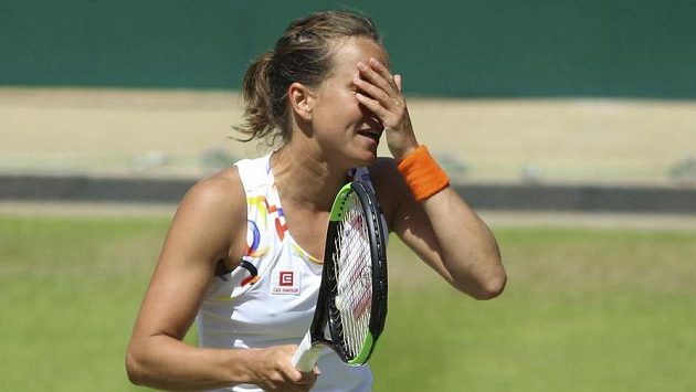 Tenistka Barbora Strýcová vzdala na wimbledonské generálce na trávě v Eastbourne zápas prvního kola s Polonou Hercogovou Tenistka Barbora Strýcová vzdala na wimbledonské generálce na trávě v Eastbourne zápas prvního kola s Polonou Hercogovou